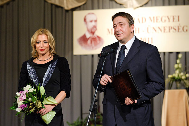 Bayer Zsolt feleségével a fideszes vezetésű Nógrád megye díjának átadásán