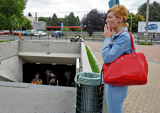 Budapest, 2010. augusztus 5.
Egy nő szívja cigarettáját a békásmegyeri HÉV-megálló aluljárója előtt. 2010. augusztus 5-én lép hatályba a dohányzási tilalom a budapesti aluljárókban; az ott dohányzók szabálysértést követnek el és 30 ezer forintig ter