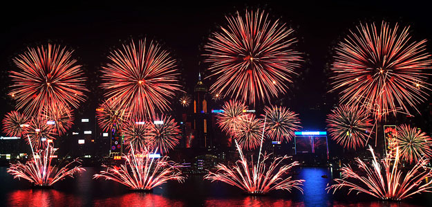 Fireworks explode over Victoria Harbour to celebrate the Chinese Lunar New Year in Hong Kong February 4, 2011. The Lunar New Year began on February 3 and marks the start of the Year of the Rabbit, according to the Chinese zodiac. REUTERS/Tyrone Siu (