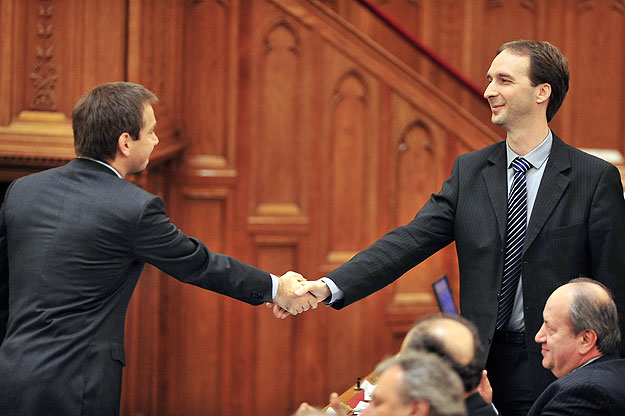 Bajnai Gordon gratulál Oszkó Péternek 2009 végén az elfogadott költségvetéshez