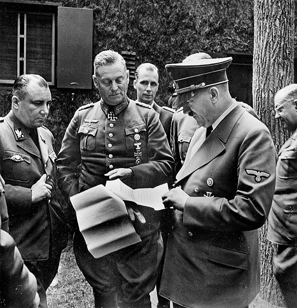 Adolf Hitler és Martin Bormann (balra) Keitel marsall beszámolóján 1942-ben
