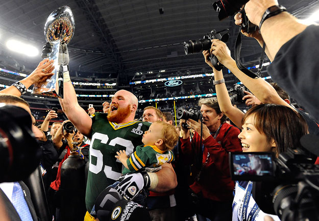 Scott Wells, a Green Bay Packers játékosa ünnepel az amerikaifutball-liga (NFL) nagydöntője győztesének járó Vince Lombardi trófeával