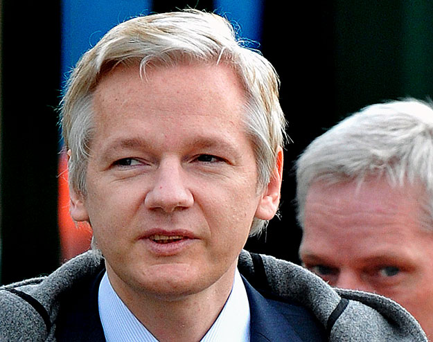 Assange a belmarshi bíróságra érkeztében