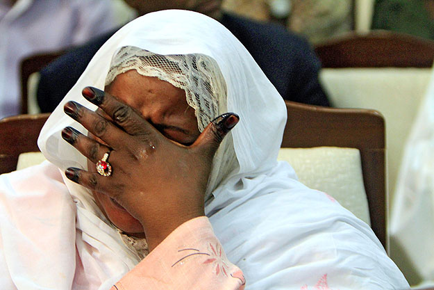 Egy Észak-Szudáni nő sír a bejelentése után