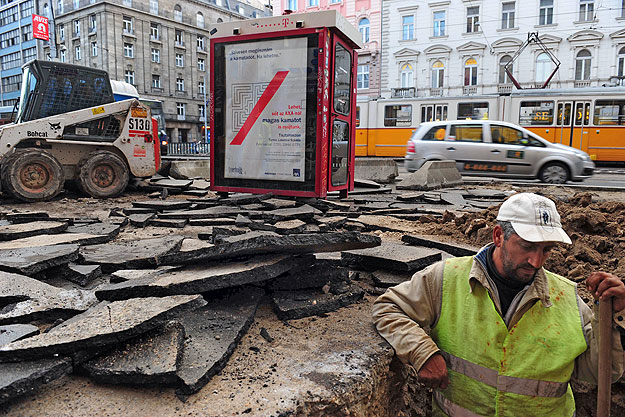 Mindeközben a szövetség is megkeresi a felügyeletet azért, hogy vizsgálja meg: a bank fenti magatartása megfelel-e a vonatkozó törvényi előírásoknak\n\n