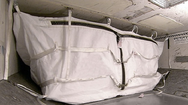 A robbanásálló konténer egy repülőgép rakterében