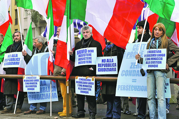 Berlusconi-hívő tüntetők a milánói bíróság épülete előtt. Nekik szent a kicsapongó kormányfő