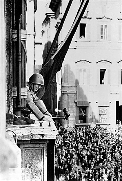 Mussolini a balkonon 1938-ban. Eddig tabunak számított 