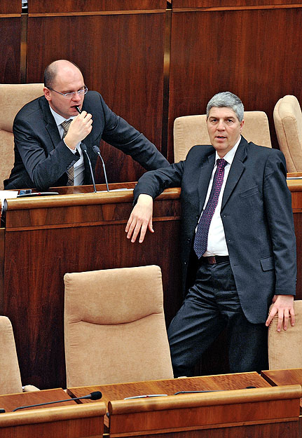 Richard Sulík, a szlovák parlament elnöke (balra) és Bugár Béla, a Híd elnöke a pozsonyi parlamentben. Fogy a kormányzati többség