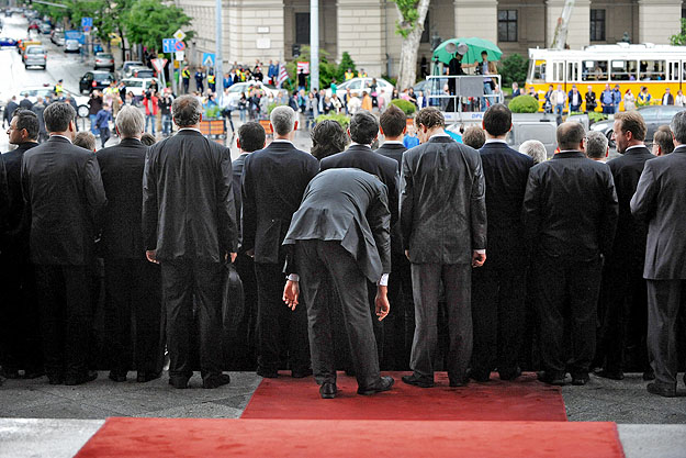 Kormánypárti frakció az Országház előtt 2010. május 14-én