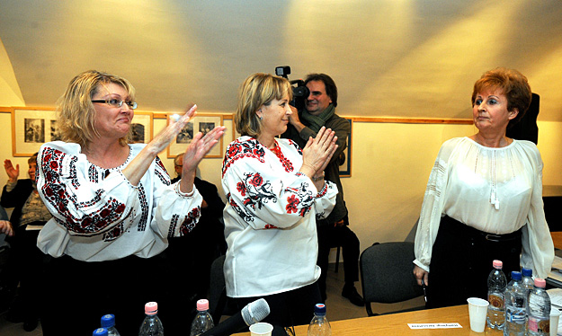 Megtapsolják Hartyányi Jaroszlavát (j), miután az Országos Ukrán Önkormányzat ismét elnökké választotta