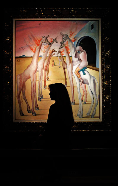 A Christie’s aukciósház munkatársa Salvador Dalí képe előtt