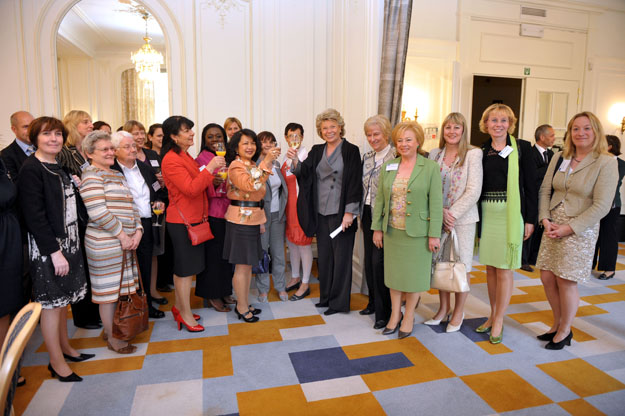 Viviane Reding EU-biztos a döntéshozatalban részt vevő nők európai hálózatának tagjaival. Milyen magasra jutnak?
