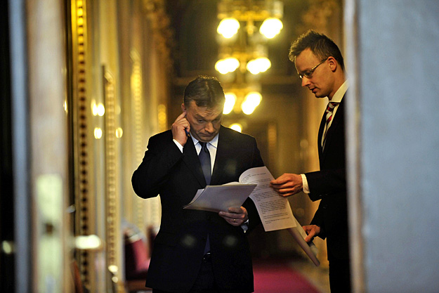 Orbán és Szijjártó még egyszer átfutja a szöveget. A kormányfő szerint újra meg kell nyitni a Surányi-Simor vitát