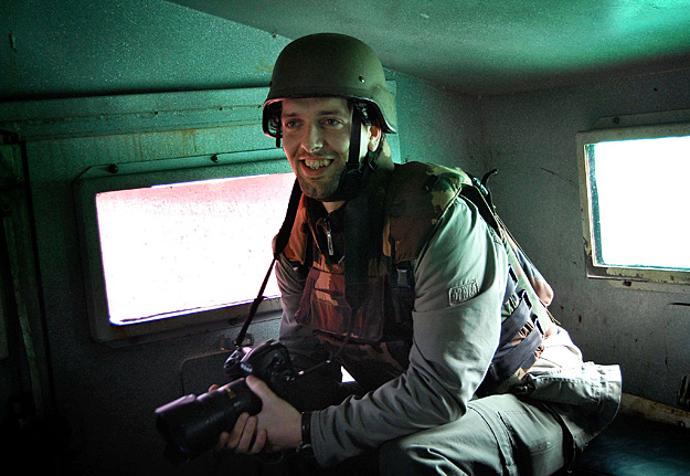 Kurucz Árpád egy magyar katonai terepjáróban Afganisztánban