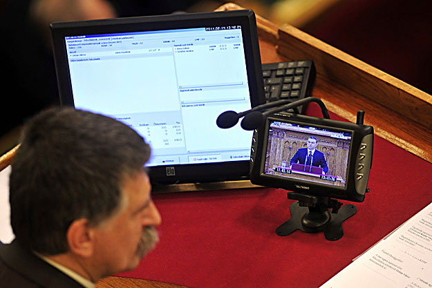 Kövér László az új sajtópáholyból fényképezve. A házelnök kis monitoron ellenőrizheti, hogy Orbánról megfelelő képet ad-e a közszolgálati tévé