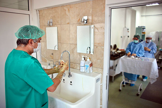 A bukaresti Marie Curie gyermekkórházban egy orvos készül műtétre