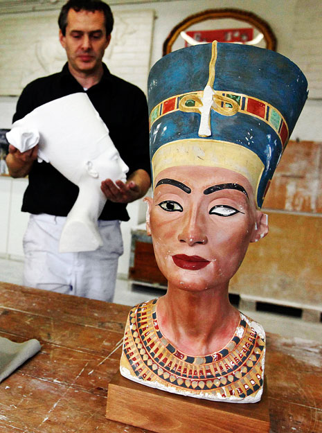 Bertold Just, a múzeumi másolóműhely vezetője a Nefertiti-szobor pontos mását mutatja, mielőtt a páratlan egyiptomi műalkotást az ugyancsak ókori eredetű papiruszkollekcióval együtt 2009 októberében visszaszállították volna a berlini Múzeumszigeten 