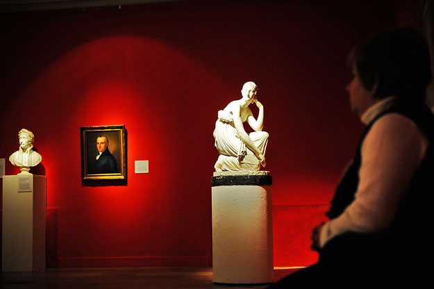 Ferenczy Pásztorlánykája, Donát Kazinczy-portréja és Csokonai sokgombos márványbüsztje ugyancsak Ferenczytől