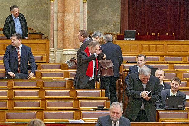 Az MSZP képviselői távoznak az ülésteremből