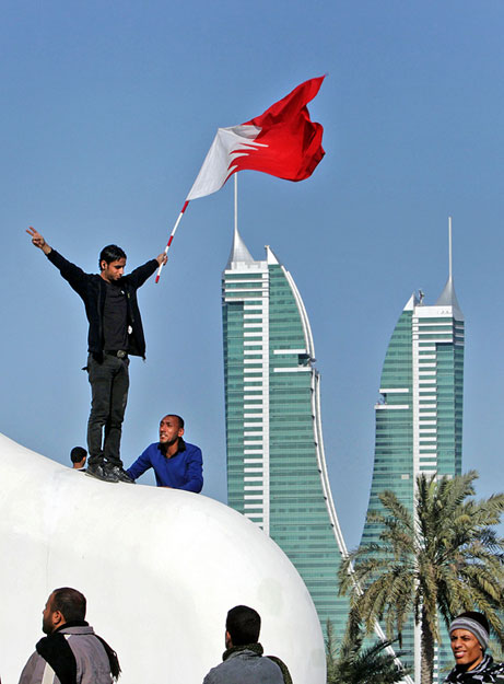 Ellenzéki tüntető Bahrein fővárosában, Manamában, kedden.