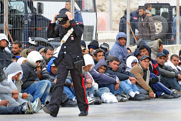 Tunéziai illegális bevándorlók újabb csoportja az olaszországi Lampedusa szigetén