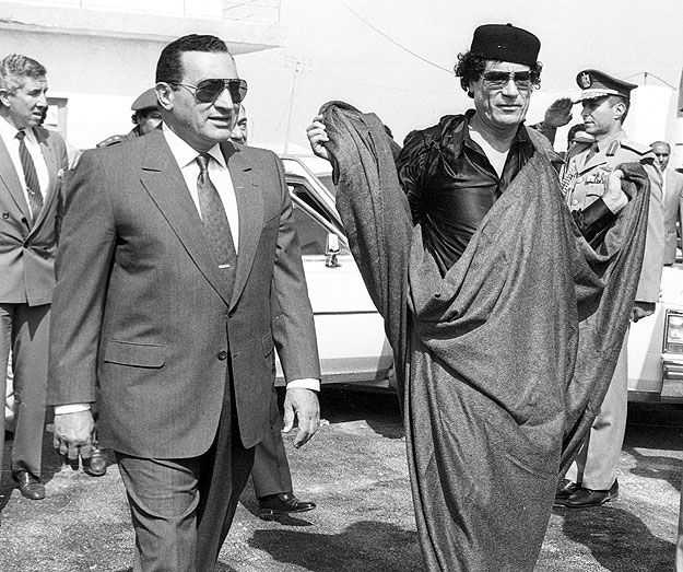 1989. október 16.: Moamer Kadhafival az egyiptomi-líbiai határon