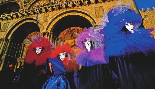 A február végi karnevál idejéna Szent Márk teret színes maszkok mögé rejtőző sokaság lepi el