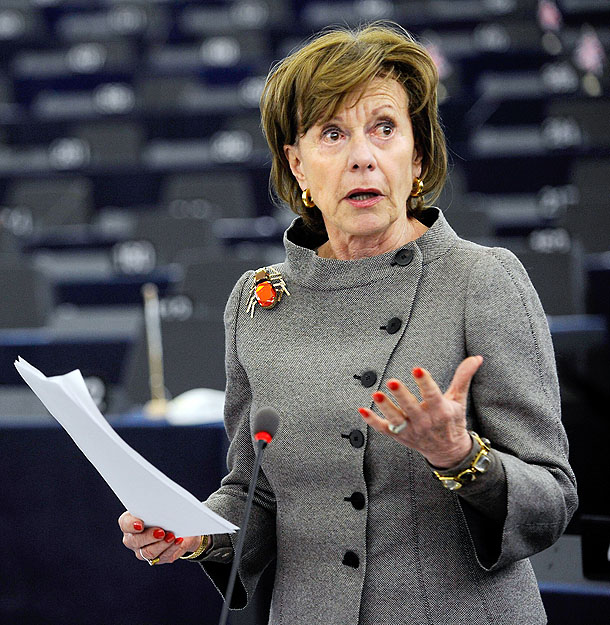 Neelie Kroes médiaügyi EU-biztos a plenáris ülésen ismertette a négy egyeztetett pontot