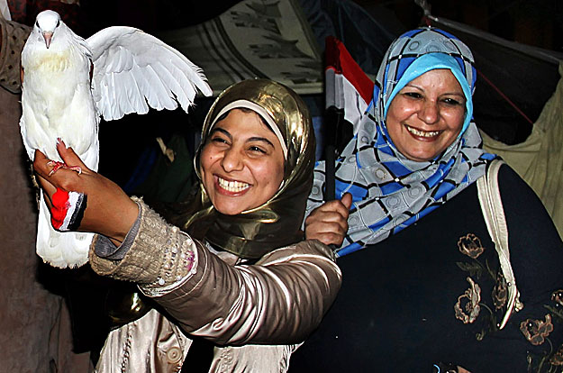 Egy nő galambot készül elengedni örömében a kairói Tahrír téren. Az ünnep után azonban jönnek a nehéz hétköznapok