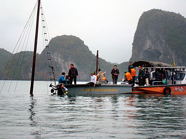 Halong-öböl, 2011. február 17.
Elsüllyedt kirándulóhajó áldozatai után kutatnak a mentők, a vízből a hajó árbóca nyúlik ki a vietnámi Quang Ninh tartományban húzódó Halong-öbölben 2011. február 17-én. Az alvó külföldi turistákkal zsúfolt, lehorgonyz