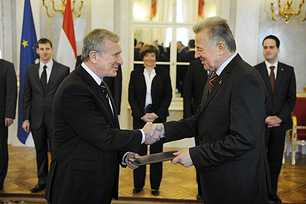 Budapest, 2011. február 18.
Schmitt Pál köztársasági elnök (j) átadja a kinevezési okmányt Járai Zsigmond volt jegybankelnöknek, a Költségvetési Tanács (KT) harmadik tagjának, a Sándor-palotában.