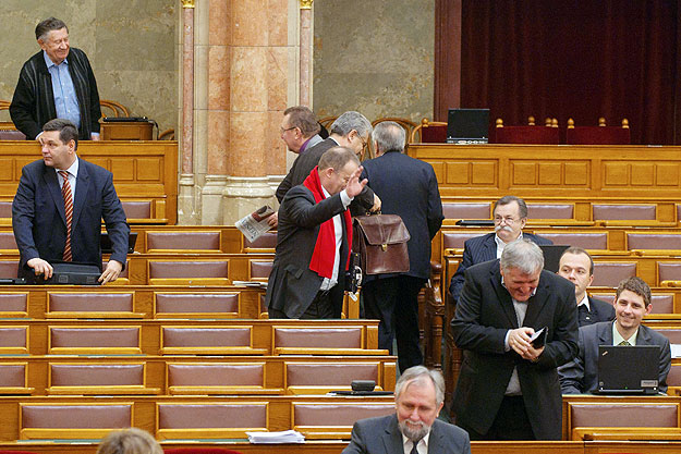 Az MSZP-frakció tagjai kivonulnak az ülésteremből, amikor a parlamentben megkezdődött az új alkotmány szabályozási elveiről szóló vita