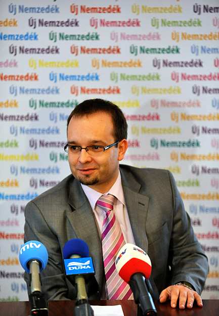 Makay Zsolt, a Magyar Demokrata Fórum Országos Választmánya elnöke a választmányi ülés után a párt székházában tartott sajtótájékoztatón