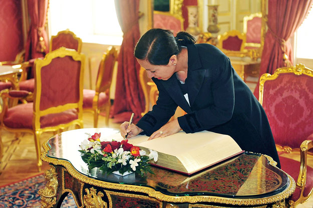A nagykövet a Sándor-palota emlékkönyvébe ír 2010. január 11-én