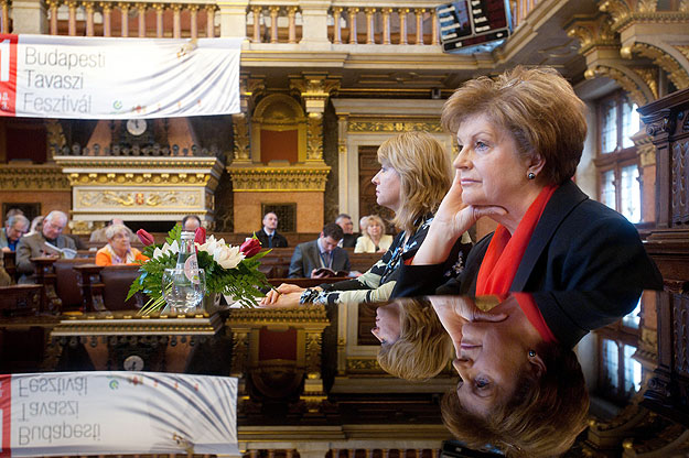 Budapest, 2011. február 22.
Zimányi Zsófia, a Budapesti Fesztiválközpont művészeti igazgatója (j) és Vitézy Zsófia, a Budapesti Fesztiválközpont ügyvezető igazgatója (j2) részt vesz a Budapesti Tavaszi Fesztivál sajtótájékoztatóján az Újvárosháza dí