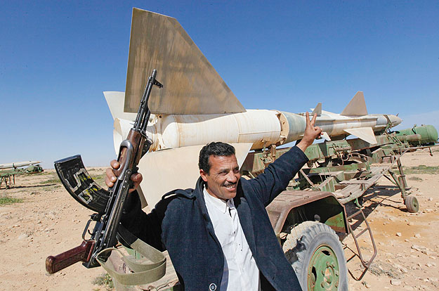 Kalasnyikovval ünneplő fegyveres a lázadók kezén lévő Tobrukban. Líbia keleti részén már nem Kadhafi az úr