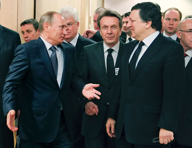 Russia's Prime Minister Vladimir Putin (L) and European Commission President Jose Manuel Barroso (R) arrive at a meeting in Brussels February 24, 2011. Russian Prime Minister Vladimir Putin will seek exemptions from European Union energy rules for Ga