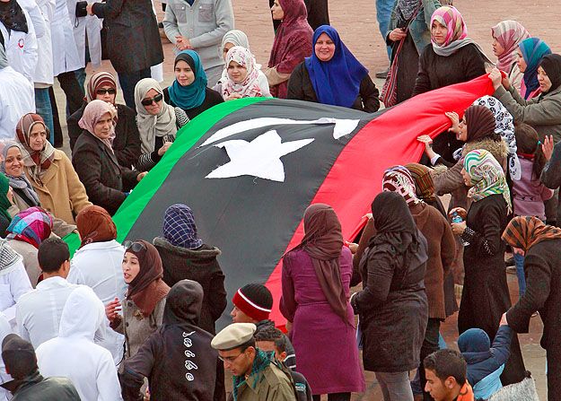 Bengáziban a korábbi, királyi líbiai zászlóval ünnepelték a felszabadulást