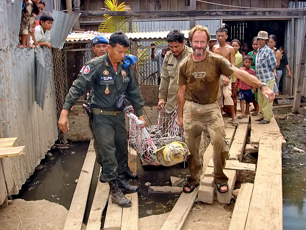 A gyorsszolgálat emberei Nick segítségével krokodilt koboznak el egy állatcsempésztől
