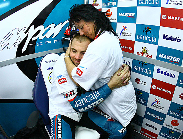 2007. – Talmácsi Gábor a MotoGP valenciai nagydíján 2. helyen fut be Hector Faubel mögött. Ezzel az eredménnyel Talmácsi lett az első magyar motoros világbajnok. Talmácsi Gábornak az elsők között édesanyja gratulált, november 4-én
