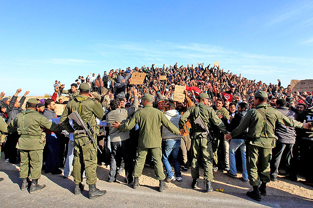 Tunéziai katonák próbálnak nyugalomra inteni Líbiából érkezett egyiptomi menekülteket, akik a rossz körülmények miatt tüntettek