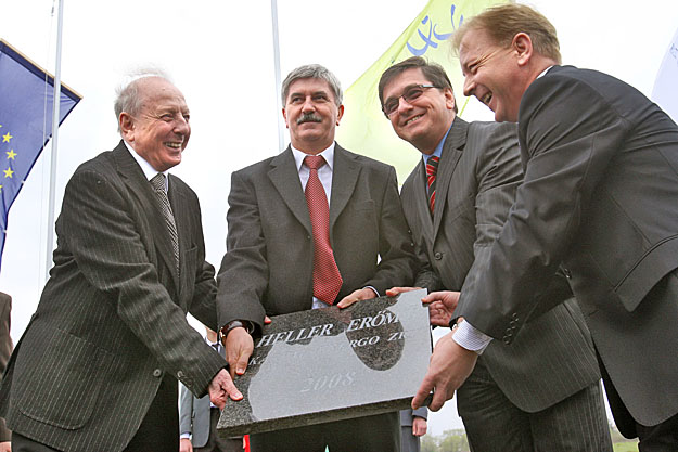 Kézen-közön. A vásárosnaményi erőmű alapkövét 2008 áprilisában helyezte el Kapolyi László, Kocsis István, Veres János és Jüttner Csaba