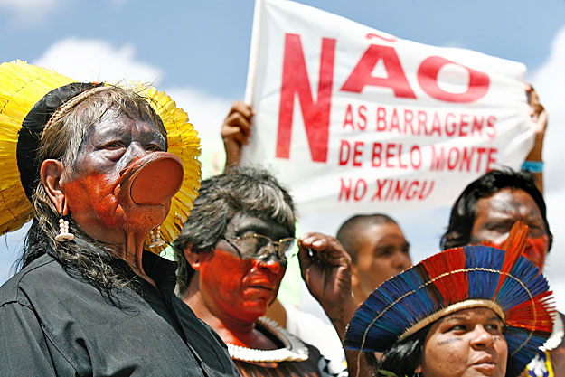 Indiánok február eleji tiltakozása a brazil fővárosban a tervezett óriás vízi erőmű ellen