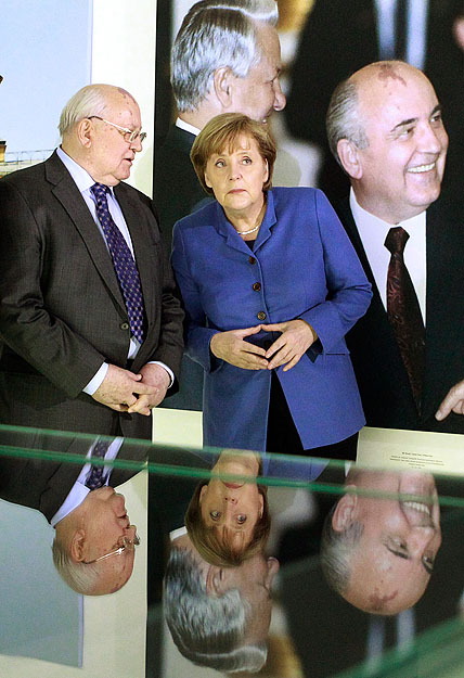 Gorbacsov és a német egységért joggal hálás Angela Merkel kancellár mögött a falon egy régi kép: Jelcin és Gorbacsov