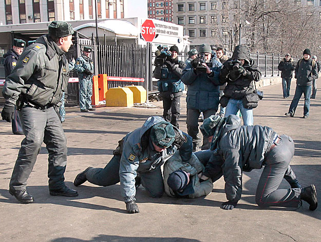 Az orosz milicija átnevezése ellen tüntetőt tepernek a földre Moszkvában