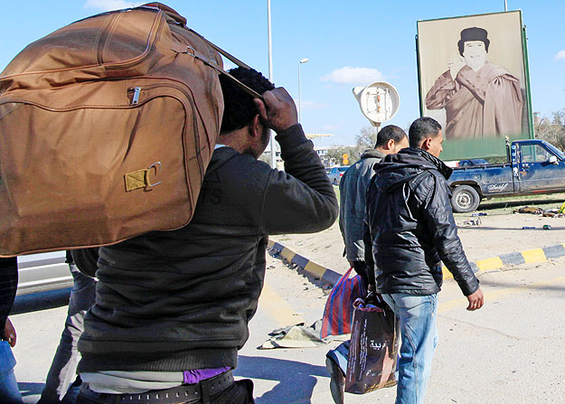 Líbiát elhagyni próbáló egyiptomiak a tripoli repülőtérre igyekeznek