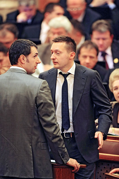 Lázár János és Rogán Antal a parlamentben – Meglepte őket az állami cégek idei bérgazdálkodása