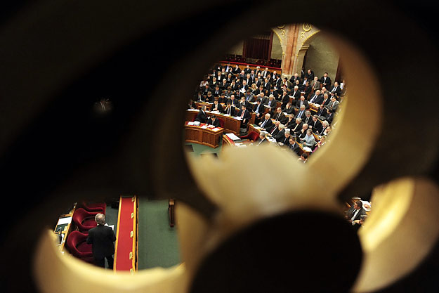 Még 386-an, 2014-től 200 fős lesz a parlament