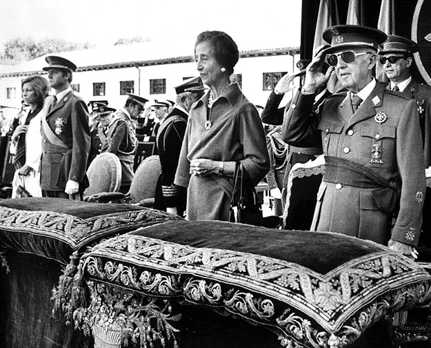 Franco tábornok és felesége: eredetileg politikai büntetés volt a gyerekek elszakítása